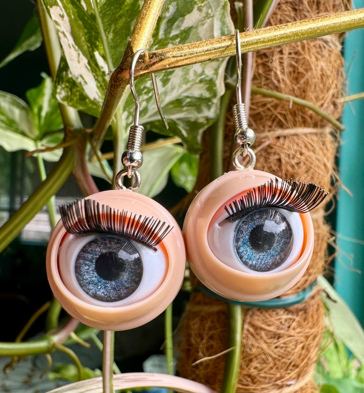 Blinking Eyeball Earring