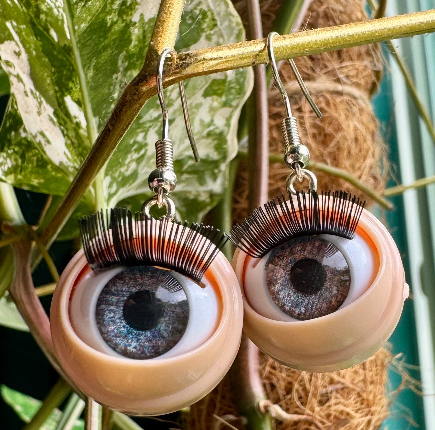 Blinking Eyeball Earring